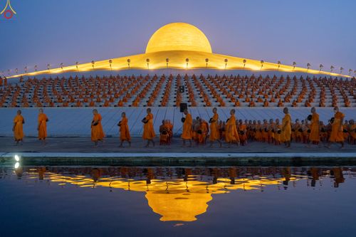 ภาพ No.279681:วันที่ 1 มกราคม พ.ศ.2569 พิธีตักบาตรในวันขึ้นปีใหม่ ณ ลานธรรม วัดพระธรรมกาย