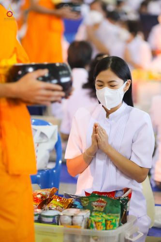 ภาพ No.76772:พิธีตักบาตรข้าวสารอาหารแห้ง  ณ บ้านแก้วเรือนทองคุณยายฯ สภาธรรมกายสากล  วัดพระธรรมกาย จ.ปทุมธานี  ในวันอาทิตย์ต้นเดือนที่ 6 มีนาคม พ.ศ. 2566