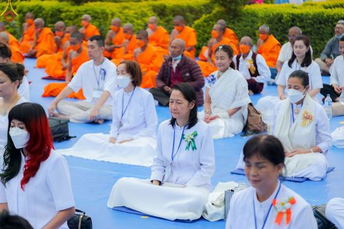 ภาพ No.78187:พิธีจุดประทีปและเวียนประทักษิณถวายเป็นพุทธบูชา ในโครงการบรรพชาสามเณรหมู่ ณ ลุมพินีวัน ประเทศเนปาล  วันที่ 16 มีนาคม พ.ศ. 2566