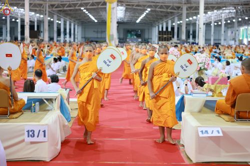 ภาพ No.85274:พิธีมุทิตาสักการะพระภิกษุ ผู้สอบได้เปรียญธรรม ๙ ประโยคระดับโลก, พิธีมอบโล่เกียรติยศและทุนการศึกษา สำนักเรียนบาลีดีเด่นทั่วประเทศ ในวันสมาธิโลก อาทิตย์ที่ 6 สิงหาคม พ.ศ. 2566 ณ สภาธรรมกายสากล วัดพระธรรมกาย