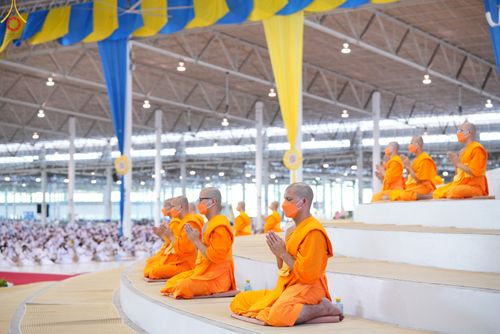 ภาพ No.83009:พิธีตักบาตร ณ บ้านแก้วเรือนทองคุณยายอาจารย์ฯ พิธีบูชาข้าวพระ ณ สภาธรรมกายสากล วัดพระธรรมกาย ในวันอาทิตย์ต้นเดือนที่ 2 ก.ค. พ.ศ.2566