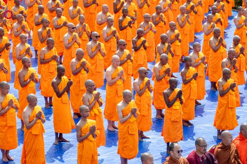 ภาพ No.314163:วันจันทร์ที่ 16 มีนาคม พ.ศ. 2569 พิธีถวายบาตรอัฐบริขาร และพิธีขอนิสัยแก่สามเณรธรรมทายาท 500 รูป ณ วิหารมายาเทวี ประเทศเนปาล