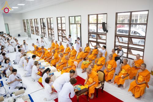 ภาพ No.160807:พิธีเจริญพระพุทธมนต์ และปิดแผ่นทองรูปเหมือน พระเดชพระคุณพระมงคลเทพมุนี (สด จนฺทสโร) พระผู้ปราบมาร จำนวน 3 องค์ วันเสาร์ที่ 5 ตุลาคม พ.ศ. 2567 ณ อาคารปลูกศรัทธา 2 (ชานชลาเดิม) วัดพระธรรมกาย อ.คลองหลวง จ.ปทุมธานี
