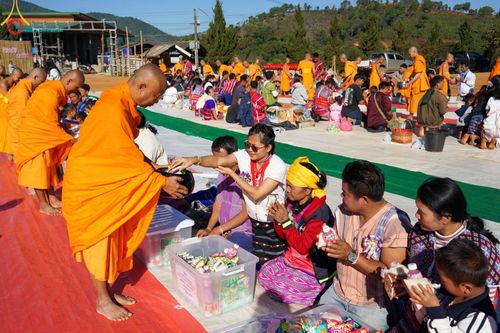 ภาพ No.125244:พิธีตักบาตรเนื่องในวันมาฆบูชา ณ สนามโรงเรียนบ้านนาเกียน  อำเภออมก๋อย จังหวัดเชียงใหม่ วันเสาร์ที่ ๒๔ กุมภาพันธ์ พ.ศ. ๒๕๖๗
