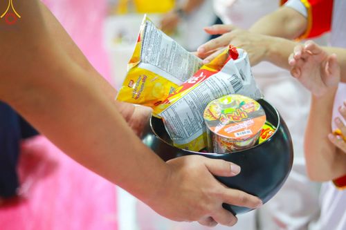 ภาพ No.145738:พิธีตักบาตรฉลองพระใหม่ รุ่นเข้าพรรษา ณ วิหารคด วัดพระธรรมกาย วันเสาร์ที่ 20 กรกฎาคม พ.ศ. 2567