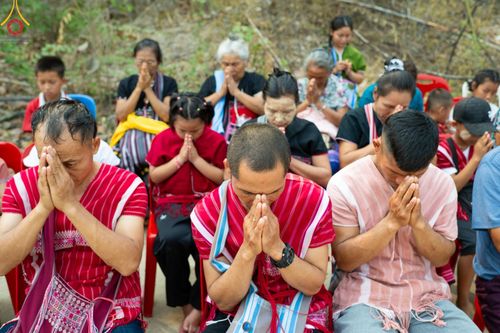 ภาพ No.139350:Photo Story  มหัศจรรย์วัดดงดินแดง Episode 7 พระภิกษุ-สามเณร ในโครงการบรรพชาอุปสมบทหมู่  กว่า 500 รูป ศีลจาริณีและสาธุชนกว่า 500 คน ร่วมพิธีบูชาข้าวพระ วัดดงดินแดง ต.ม่อนจอง อ.อมก๋อย จ.เชียงใหม่ วันอาทิตย์ที่ 7 เมษายน พ.ศ.2567