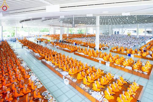 ภาพ No.143188:พิธีถวายภัตตาหารเพื่อเป็นกำลังแห่งการเข้าถึงธรรม ของพระภิกษุสามเณร วัดพระธรรมกาย วันเสาร์ที่ 6 กรกฏาคม พ.ศ. 2567 ณ หอฉันคุณยายอาจารย์ วัดพระธรรมกาย จ.ปทุมธานี