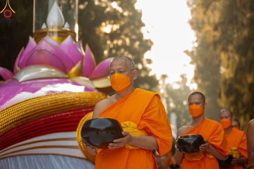 ภาพ No.107542:พิธีตักบาตรพระธรรมยาตราฯ ในโครงการธรรมยาตรากตัญญูบูชา มหาปูชนียาจารย์ พระมงคลเทพมุนี(สด จนฺทสโร) พระผู้ปราบมาร ปีที่ 12 ณ อนุสรณ์สถานมหาวิหารพระมงคลเทพมุนี อ.สองพี่น้อง จ.สุพรรณบุรี วันที่ 7 มกราคม พ.ศ. 2567