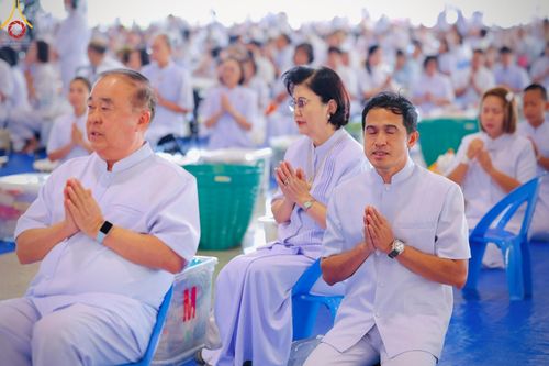 ภาพ No.221982:วันที่ 4 พฤษภาคม พ.ศ. 2568 พิธีตักบาตร เนื่องในวันอาทิตย์ต้นเดือน ณ บ้านแก้วเรือนทองคุณยายฯ วัดพระธรรมกาย