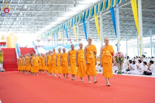 ภาพ No.237446:วันอาทิตย์ที่ 10 สิงหาคม พ.ศ.2568 พิธีมอบใบประกาศเกียรติคุณ โครงการสอบบาลี "ฉลองแชมป์" บูชาธรรม 80 ปี หลวงพ่อธัมมชโย ประจำปี 2568 และ พิธีมอบดวงแก้วสามเณรทรงบาลีไวยากรณ์ ณ สภาธรรมกายสากล วัดพระธรรมกาย ปทุมธานี