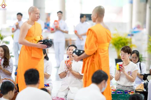 ภาพ No.235325:วันที่ 27 กรกฎาคม พ.ศ. 2568 พิธีตักบาตรฉลองพระใหม่ โครงการบรรพชาและอุปสมบทมู่รุ่นเข้าพรรษา ณ วัดพระธรรมกาย