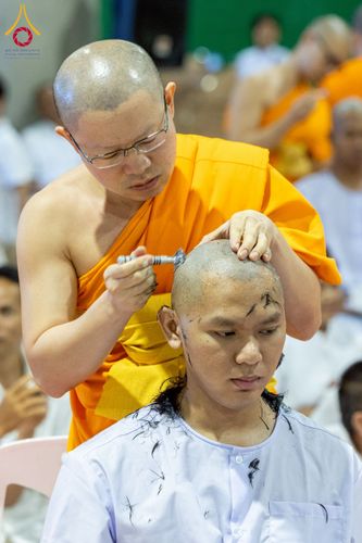ภาพ No.230725:วันที่ 29 มิถุนายน พ.ศ.2568 พิธีตัดปอยผมและปลงผมนาคธรรมทายาท โครงการบรรพชาอุปสมบทหมู่ รุ่นเข้าพรรษา ณ วิหารคด วัดพระธรรมกาย