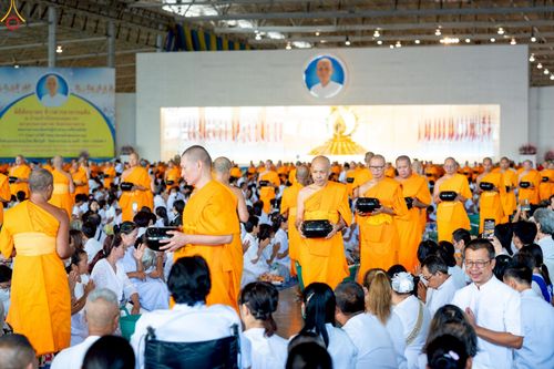 ภาพ No.227876:วันอาทิตย์ที่ 1 มิถุนายน พ.ศ. 2568 พิธีตักบาตร , พิธีบูชาข้าวพระ ณ วัดพระธรรมกาย จ.ปทุมธานี