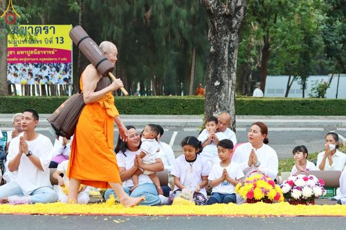 ภาพ No.202017:พิธีต้อนรับพระธรรมยาตรา ณ อนุสรณ์สถานลำดับที่ 7 สถานที่ขยายวิชชาธรรมกาย วัดพระธรรมกาย ต.คลองสาม อ.คลองหลวง จ.ปทุมธานี ในโครงการธรรมยาตรา กตัญญูบูชา มหาปูชนียาจารย์ พระมงคลเทพมุนี(สด จนฺทสโร) พระผู้ปราบมาร อนุสรณ์สถาน 7 แห่ง ปีที่ 13 วันที่ 26 มกราคม 2568