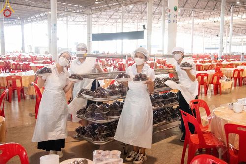 ภาพ No.58825:V.40 ภัตตาหารพระหมื่นวัด เราจัดให้ การปฏิบัติงานของเจ้าหน้าที่และอาสาสมัคร เพื่อรับบุญในการถวายภัตตาหาร แด่คณะสงฆ์ 10,000 กว่าวัดทั่วประเทศ ที่มาร่วมงานวันคุ้มครองโลก จันทร์ที่ 22 เมษายน พ.ศ. 2567 ณ วัดพระธรรมกาย