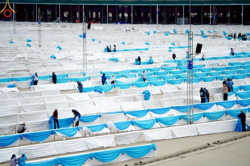 ภาพ No.220471:วันที่ 23-25 เมษายน พ.ศ. 2568 เจ้าหน้าที่และสาธุชนช่วยกัน รับบุญเก็บงานวันคุ้มครองโลก ณ วัดพระธรรมกาย