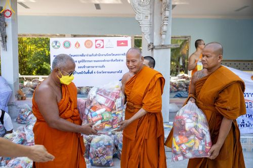 ภาพ No.131821:พิธีถวายสังฆทาน 323 วัด 4 จังหวัดชายแดนภาคใต้ ปีที่ 20 ครั้งที่ 167 และ พิธีมอบกองทุนหนุนแรงใจช่วยครูใต้ ปีที่ 17 ครั้งที่ 132 วันเสาร์ที่ 23 มีนาคม พ.ศ. 2567 ณ วัดมุจลินทวาปีวิหารพระอารามหลวง อ.หนองจิก จ.ปัตตานี