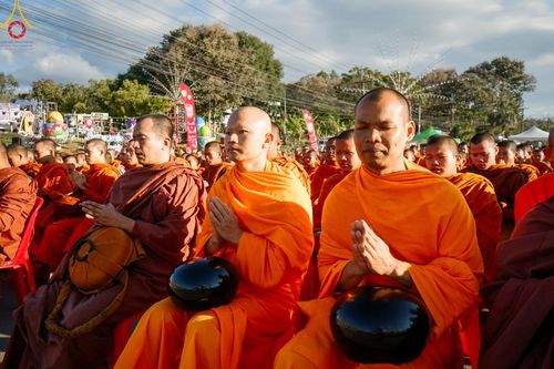 ภาพ No.187155:พิธีตักบาตรพระ ๕๐๐ รูป "สร้างบุญใหญ่ ส่งท้ายปีเก่า ต้อนรับปีใหม่ ๒๕๖๘" วันเสาร์ที่ ๒๘ ธันวาคม พ.ศ. ๒๕๖๗ ณ ถนนหน้าที่ว่าการอำเภอภูเรือ จังหวัดเลย