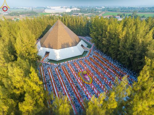 ภาพ No.190227:พิธีตักบาตรพระธรรมยาตรา ณ อนุสรณ์สถานลำดับที่ 1 สถานที่เกิดด้วยรูปกายเนื้อ อนุสรณ์สถานมหาวิหารพระมงคลเทพมุนี (โลตัสแลนด์) อ.สองพี่น้อง จ.สุพรรณบุรี ในโครงการธรรมยาตรา กตัญญูบูชา มหาปูชนียาจารย์ พระมงคลเทพมุนี(สด จนฺทสโร) พระผู้ปราบมาร อนุสรณ์สถาน 7 แห่ง 
