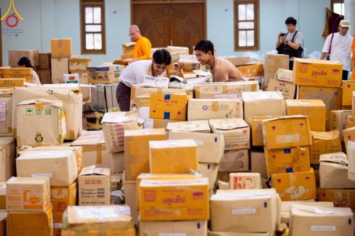 ภาพ No.220044:วันจันทร์ที่ 14 เมษายน พ.ศ. 2568 พระครูสิทธิรัตนวิเทศ ผู้ช่วยเจ้าอาวาสวัดพระธรรมกาย พร้อมด้วยผู้แทนมูลนิธิธรรมกาย และศิษยานุศิษย์หลวงพ่อธัมมชโย ออกเดินทางไปยังพื้นที่เมืองมัณฑะเลย์ สาธารณรัฐแห่งสหภาพเมียนมา โดยได้รับความเมตตาประสานงานเจ้าหน้าที่ภาครัฐจาก