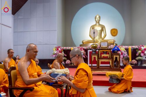 ภาพ No.231250:วันพฤหัสบดีที่ 3 กรกฏาคม พ.ศ. 2568 พิธีมุทิตาสักการะพระภิกษุนาคหลวง พระมหาพนาวัฒน์ ธมฺมนฺตคามี (จันทร์เผือก) เปรียญธรรม ๙ ประโยค ณ วัดพระธรรมกาย ปทุมธานี