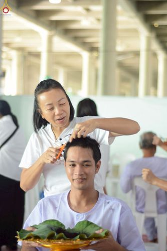 ภาพ No.248606:วันที่ 28 กันยายน พ.ศ. 2568 พิธีตัดปอยผม และปลงผม โครงการอุปสมบทบูชาธรรม 141 ปี พระมงคลเทพมุนี ณ วิหารคด วัดพระธรรมกาย