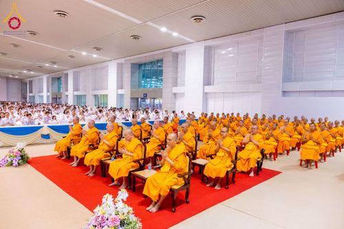 ภาพ No.215714:วันอาทิตย์ต้นเดือนที่ 6 เมษายน พ.ศ. 2568 พิธีทอดผ้าป่าสมทบ เพื่องานถวายมหาสังฆทาน 40,000 กว่าวัดทั่วประเทศ ณ สภาธรรมกายสากล วัดพระธรรมกาย