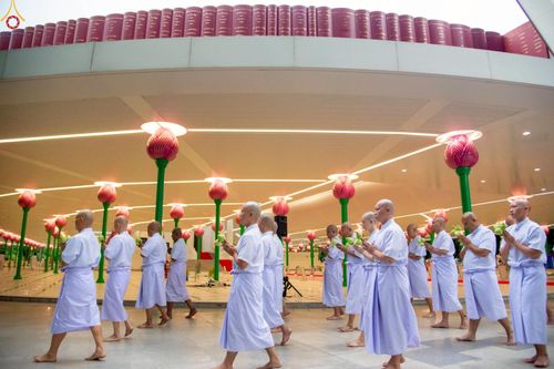 ภาพ No.228865:วันเสาร์ที่ 14 มิถุนายน พ.ศ. 2568 พิธีเวียนประทักษิณ , พิธีขอขมารับผ้าไตร ในโครงการบรรพชาอุปสมบทหมู่ ผู้บริหารรุ่นที่ 15 และ อุดมศึกษา รุ่นที่ 52 ณ โบสถ์พระไตรปิฎก วัดพระธรรมกาย