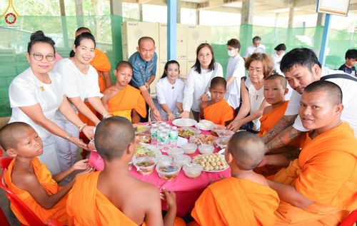 ภาพ No.104672:ทอดผ้าป่าสามัคคี เพื่อสมทบทุนสร้างหอฉัน ๑๑๓ ปี คุณยายอาจารย์มหารัตนอุบาสิกาจันทร์ขนนกยูง ครั้งที่ ๗ ในวันอาทิตย์ ที่ ๒๘ เมษายน พ.ศ. ๒๕๖๗ ณ ศูนย์การศึกษาจอมบึง ต.รางบัว อ.จอมบึง จ.ราชบุรี