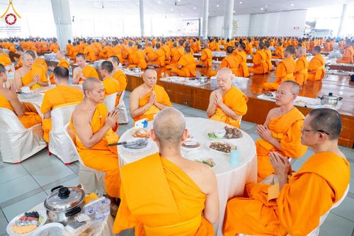 ภาพ No.157676:พิธีถวายภัตตาหารเมนูสวรรค์ ในพรรษาแห่งการเข้าถึงธรรม วันเสาร์ที่ 28 กันยายน พ.ศ. 2567 ณ หอฉันคุณยายอาจารย์ฯ วัดพระธรรมกาย