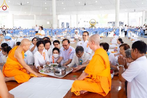 ภาพ No.58621:พิธีบุพเปตพลี ครั้งที่ 149 ร่วมอุทิศบุญแด่หมู่ญาติที่ล่วงลับไปแล้ว และสืบทอดอายุพระพุทธศาสนา วันอังคารที่ 23 เมษายน พ.ศ. 2567 (วันพระ ขึ้น 15 ค่ำ เดือน 5) ณ หอฉันคุณยายอาจารย์ฯ วัดพระธรรมกาย