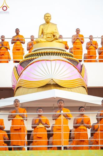 ภาพ No.201307:พระธรรมยาตราปฏิบัติธรรม และถ่ายภาพหมู่ประวัติศาสตร์ ณ อาคารธรรมยาตรา กตัญญูบูชามหาปูชนียาจารย์  ตรงข้ามวัดปากน้ำภาษีเจริญ จ.กรุงเทพมหานคร ในโครงการธรรมยาตรา กตัญญูบูชา มหาปูชนียาจารย์ พระมงคลเทพมุนี(สด จนฺทสโร) พระผู้ปราบมาร อนุสรณ์สถาน 7 แห่ง ปีที่ 13