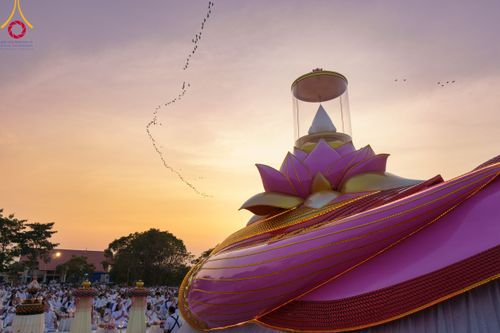 ภาพ No.112177:พิธีจุดประทีปถวายเป็นพุทธบูชา และบูชาธรรมมหาปูชนียาจารย์ พระมงคลเทพมุนี(สด จนฺทสโร) ในโครงการธรรมยาตรา กตัญญูบูชา มหาปูชนียาจารย์ พระมงคลเทพมุนี(สด จนฺทสโร) พระผู้ปราบมาร อนุสรณ์สถาน 7 แห่ง ปีที่ 12 วันที่ 14 มกราคม พ.ศ. 2567 ณ วัดสองพี่น้อง อ.สองพี่น้อง