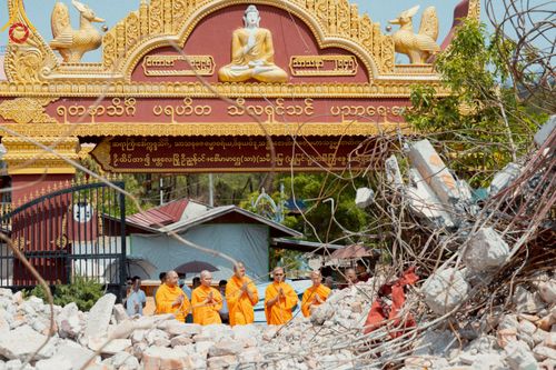 ภาพ No.220311:วันที่ 17 เมษายน พ.ศ. 2568 ผู้แทนวัดพระธรรมกาย ลงพื้นที่เยียวยา ซับน้ำตาเหยื่อแผ่นดินไหวมัณฑะเลย์