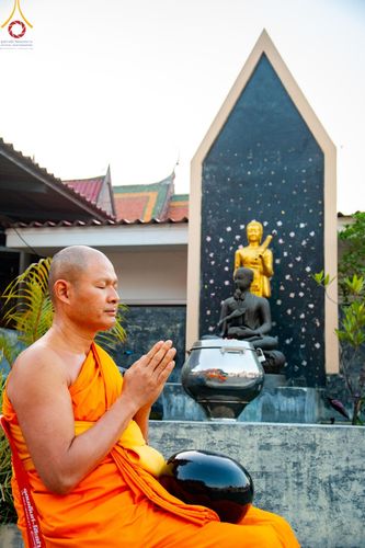 ภาพ No.197645:พิธีตักบาตรพระธรรมยาตรา ณ อนุสรณ์สถานลำดับที่ 4 สถานที่เกิดด้วยกายธรรม วัดโบสถ์(บน) ต.บางคูเวียง จ.นนทบุรี ในโครงการธรรมยาตรา กตัญญูบูชา มหาปูชนียาจารย์ พระมงคลเทพมุนี(สด จนฺทสโร) พระผู้ปราบมาร อนุสรณ์สถาน 7 แห่ง ปีที่ 13 วันที่ 19 มกราคม พ.ศ. 2568