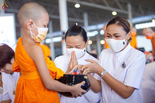 ภาพ No.86845:พิธีตักบาตร , พิธีบูชาข้าวพระ , พิธีจุดเทียนใจ ไฟนิรันดร์ อนันตชัย ในวันอาทิตย์ต้นเดือน 3 กันยายน พ.ศ. 2566 ณ วัดพระธรรมกาย