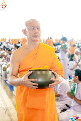 ภาพ No.143400:พิธีตักบาตร ข้าวสารอาหารแห้ง ณ บ้านแก้วเรือนทองคุณยายฯ และ พิธีบูชาข้าวพระ  ณ สภาธรรมกายสากล วัดพระธรรมกาย วันอาทิตย์ที่ 7 กรกฎาคม พ.ศ. 2567