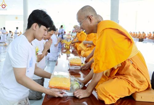 ภาพ No.226918:วันเสาร์ที่ 31 พฤษภาคม พ.ศ. 2568 พิธีถวายภัตตาหารเมนูสวรรค์ "เพื่อการบรรลุธรรม" ณ หอฉันคุณยายอาจารย์ วัดพระธรรมกาย