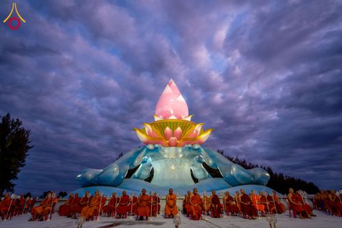 ภาพ No.266109:วันพุธที่ 5 พฤศจิกายน พ.ศ. 2568 (วันพระ ขึ้น 15 ค่ำ เดือน 12) พิธีจุดประทีปโคมลาน, โคมลอย และลอยกระทง ถวายประทีปเป็นพุทธบูชา สร้างความสว่างไสวให้กับแผ่นดินด้วยแสงธรรม ณ พุทธอุทยานนานาชาติ จังหวัดหนองคาย