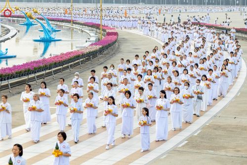 ภาพ No.216957:วันเสาร์ที่ 12 เมษายน พ.ศ. 2568 พิธีเวียนประทักษิณรอบพระมหาธรรมกายเจดีย์  พิธีวันทาเจดีย์ พิธีขอขมาและมอบผ้าไตร ในโครงการอุปสมบทหมู่ บูชาธรรมหลวงพ่อธัมมชโย, โครงการธรรมทายาท ระดับอุดมศึกษา รุ่นที่ 52 ,  โครงการบวชพระนานาชาติ AEC & WAB CEO รุ่นที่ 4 , ณ ว