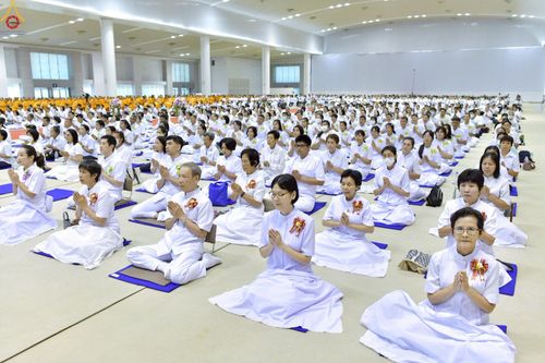 ภาพ No.233776:วันเสาร์ที่ 19 กรกฎาคม พ.ศ.2568 วันมหารำลึก ครั้งที่ 35 พิธีรำลึกถึงนักสร้างบารมี , พิธีสวดพระพุทธมนต์ , พิธีทอดผ้าบังสกุลและถวายไทยธรรม วัดพระธรรมกาย