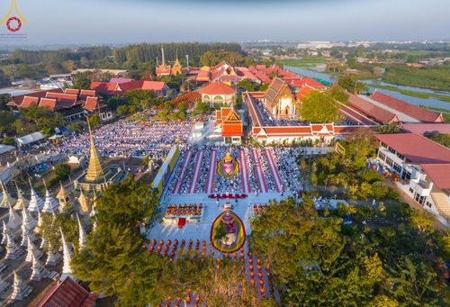 ภาพ No.195346:พิธีตักบาตรพระธรรมยาตรา ณ อนุสรณ์สถานลำดับที่ 3 สถานที่เกิดใหม่ในเพศสมณะ วัดสองพี่น้อง ต.ต้นตาล อ.สองพี่น้อง จ.สุพรรณบุรี ในโครงการธรรมยาตรา กตัญญูบูชา มหาปูชนียาจารย์ พระมงคลเทพมุนี(สด จนฺทสโร) พระผู้ปราบมาร ปีที่ 13 วันที่ 15 มกราคม พ.ศ.2568