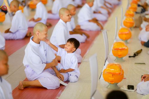 ภาพ No.133913:พิธีขอขมามอบผ้าไตร โครงการบรรพชาสามเณร ศูนย์อบรมวัดพระธรรมกาย ณ วัดพระธรรมกาย วันเสาร์ที่ 6 เมษายน พ.ศ. 2567