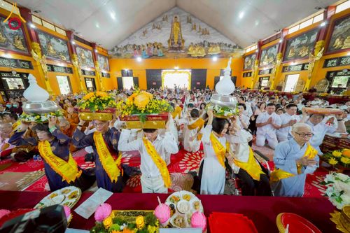 ภาพ No.274117:วันที่ 23 พฤศจิกายน พ.ศ. 2568 ประธานมูลนิธิธรรมกาย ถวายปัจจัยสมทบกฐินแด่ วัดเทียนเวียนเฟื้อกเซิน ศูนย์วิปัสสนาที่มีชื่อเสียง มากกว่า 50 ปีในเวียดนาม