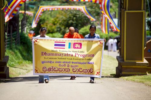 ภาพ No.225659:วันที่ 5 พฤษภาคม พ.ศ. 2568 พิธีบิณฑบาตรอบเมืองนูวราอิลิย่า ฉลองเทศกาลวิสาขบูชา แห่งชาติประเทศศรีลังกา