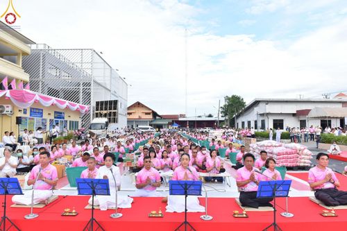 ภาพ No.150807:พิธีเจริญพระพุทธมนต์ และทำบุญตักบาตรแด่คณะสงฆ์ จำนวน 121 รูป เนื่องในโอกาสฉลองครบรอบ 120 ปี อำเภอคลองหลวง จังหวัดปทุมธานี เพื่อถวายเป็นพุทธบูชา ช่วยเหลือผู้ประสบความเดือดร้อนจากอุทกภัย และคณะสงฆ์ 323 วัด 4 จังหวัดชายแดนภาคใต้ วันเสาร์ที่ 31 สิงหาคม พ.ศ. 