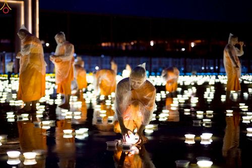 ภาพ No.244215:วันที่ 7 กันยายน พ.ศ. 2568 พิธีจุดประทีป วันครูผู้ค้นพบวิชชาธรรมกาย ณ ลานธรรมฯ และวิหารคด วัดพระธรรมกาย