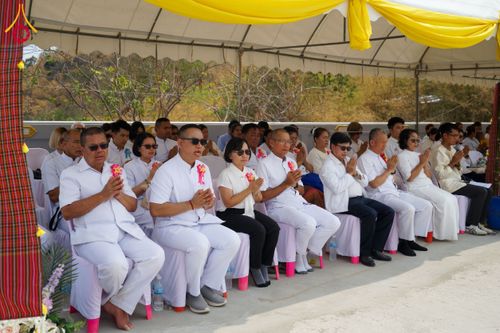 ภาพ No.131453:พิธีอัญเชิญพระบรมสารีริกธาตุ และองค์พระพุทธรัตนกายสิทธิ์ ติดตั้งองค์พระเจดีย์จตุรทิศ ถวายองค์พระเจดีย์ ลานธรรมและกำแพงแก้ว ถวายเป็นพุทธบูชา น้อมถวายบูชาธรรมหลวงพ่ออายุวัฒนมงคล ๘๐ พรรษา วันเสาร์ที่ ๑๖ มีนาคม พ.ศ. ๒๕๖๗ ณ วัดเขาพญาปราบ ต.ตะขบ อ.ปักธงชัย จ.น