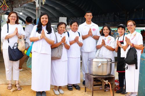 ภาพ No.127840:พิธีถวายภัตตาหารเป็นสังฆทาน แด่คณะพระธรรมยาตราฯ ในโครงการธรรมยาตราอัญเชิญพระบรมสารีริกธาตุ ประดิษฐาน ณ มหารัตนเจดีย์สิริปทุมสวรรค์ อ.บางกล่ำ จ.สงขลา วันที่ 9 มีนาคม พ.ศ. 2567