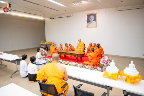 ภาพ No.222981:วันที่ 23 เมษายน พ.ศ. 2568 หลวงพ่อทัตตชีโวต้อนรับคณะสงฆ์ World Pec ณ อาคาร 100 ปี คุณยายมหารัตนอุบาสิกาจันทร์ ขนนกยูง วัดพระธรรมกาย